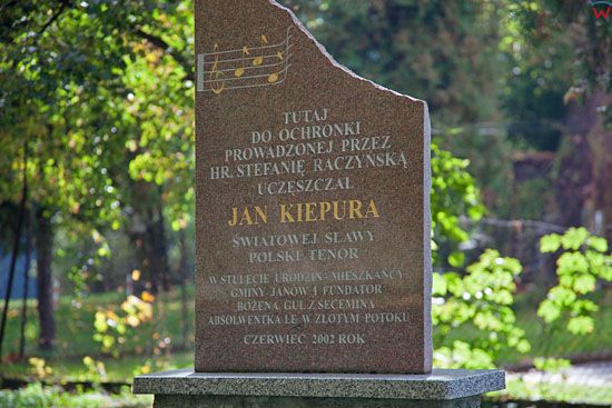 Zloty Potok, pomnik Jana Kiepury przy alejce prowadzaczej do palacu Raczynskich, 